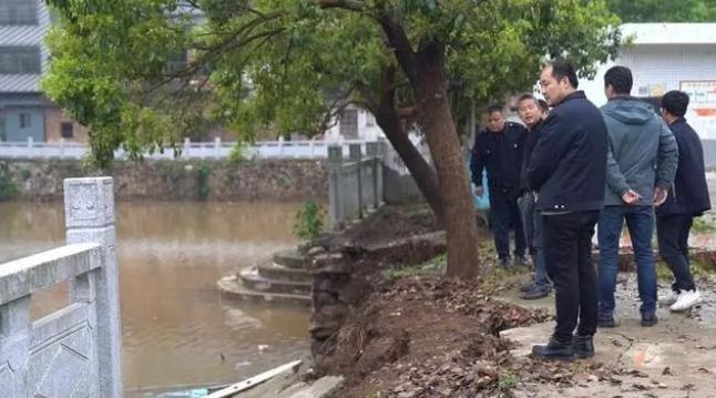 防汛戰斗服、防寒雨衣、雙背帶、救生衣、水鞋、毛巾、水壺、頭盔、氧氣瓶、潛水服、氧氣罩